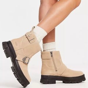 NWT - UGG ASHTON SHORT boots